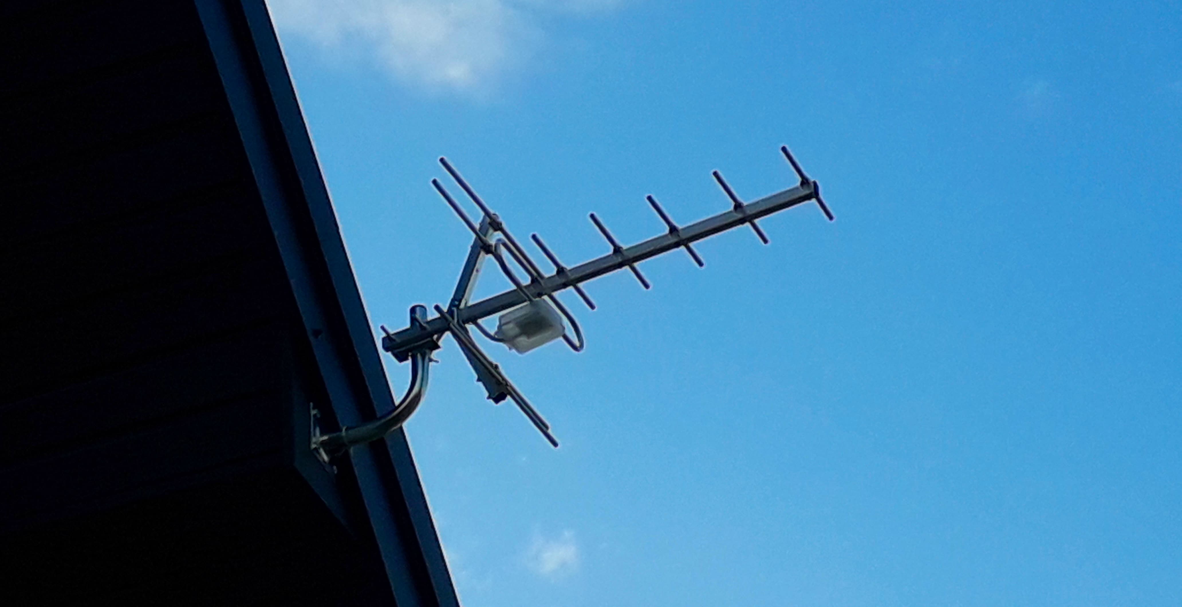 antena kierunkowa typu Yagi zamontowana na dachu domu